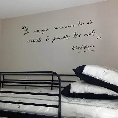 Appartamento Les Deux Chateaux Avec Piscine, Climatisation Et Wi-fi *