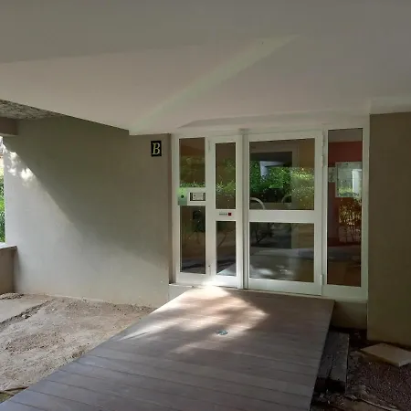 Les Deux Chateaux Avec Piscine, Climatisation Et Wi-fi Apartment *