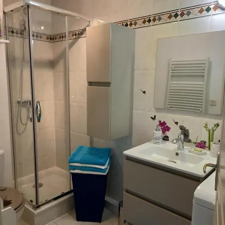 Apartment Les Deux Chateaux Avec Piscine, Climatisation Et Wi-fi
