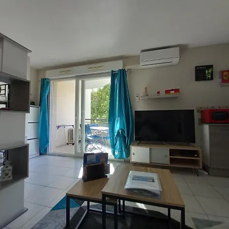 Les Deux Chateaux Avec Piscine, Climatisation Et Wi-fi Appartamento *